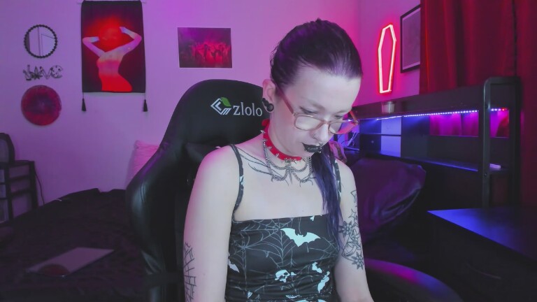 NikkiVill's Streamate show and profile