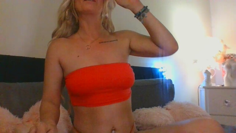 NaughtyLeahUK's Streamate show and profile