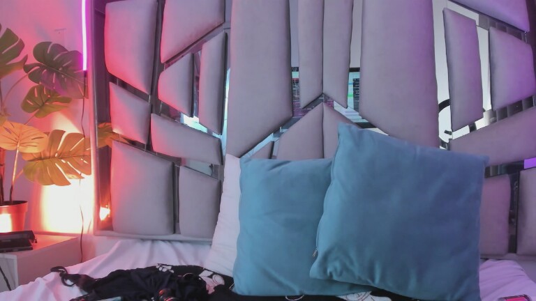 VALERIASAEENZ's Streamate show and profile