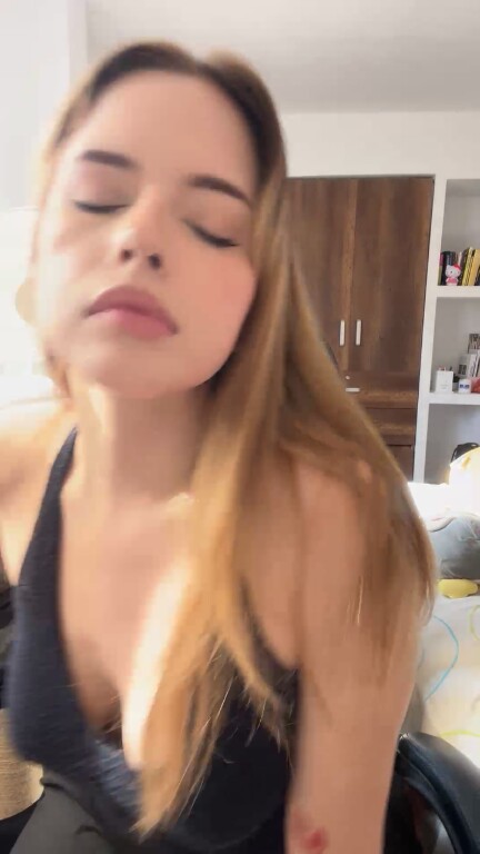 Dolly_scott's Streamate show and profile