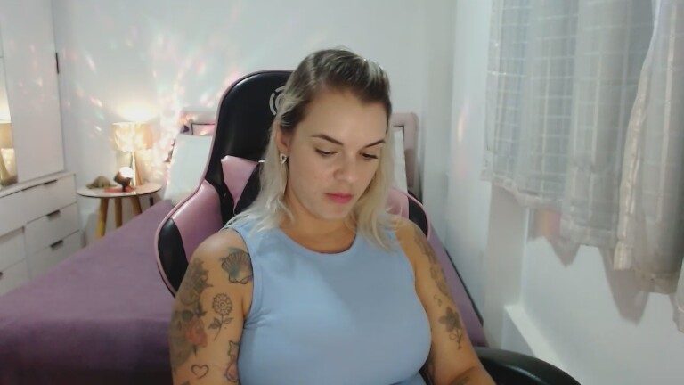 Sereyaa's Streamate show and profile