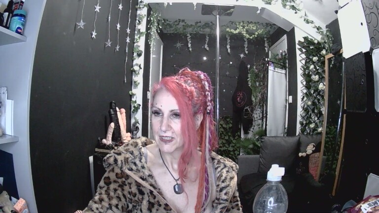 SkySparks's Streamate show and profile